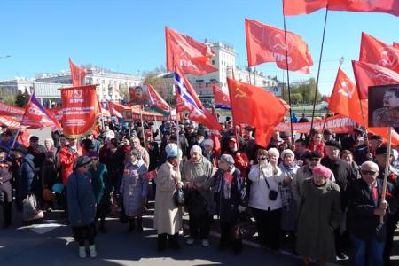 Кавалерист и ретро-автомобиль: барнаульские коммунисты отметили Первомай