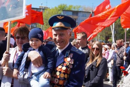 Пенза. День Победы в красных колоннах