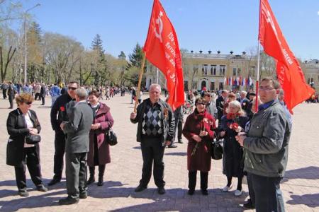 Амурская область. Коммунисты Благовещенска отметили юбилей Великой Победы возложением цветов и акцией «Знамя Победы»