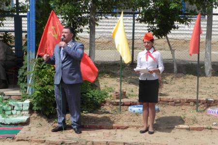 Астраханская область. Лидер местных коммунистов В.Ф. Вострецов принял участие в Дне пионерии в селе Сизый Бугор
