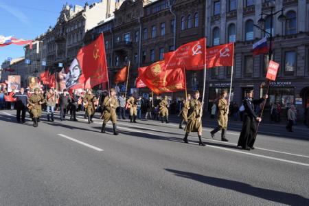 Санкт-Петербург: Шествие колонны коммунистов, ветеранов и комсомольцев по Невскому проспекту