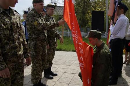 Орловская область. «Союз Советских офицеров» вручил копию Знамени Победы ученикам Знаменской средней школы