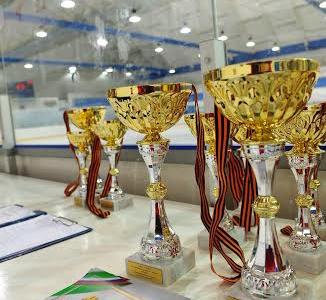 Ветераны войны вышли на лед на празднике спортклуба КПРФ в Москве