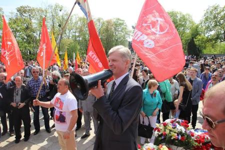 Калининградские коммунисты приняли участие в торжественном шествии и возложении цветов у памятника 1200 гвардейцам