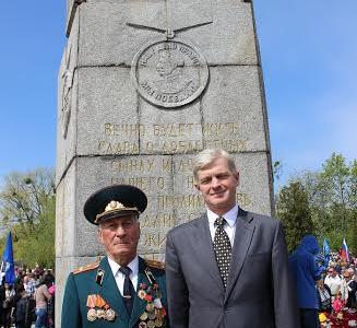 Калининградские коммунисты приняли участие в торжественном шествии и возложении цветов у памятника 1200 гвардейцам