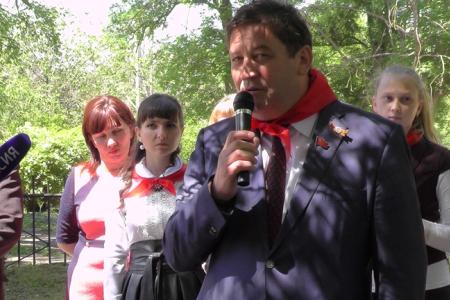 Лидер ставропольских коммунистов депутат Госдумы Виктор Гончаров принял пионерскую присягу сельских ребятишек