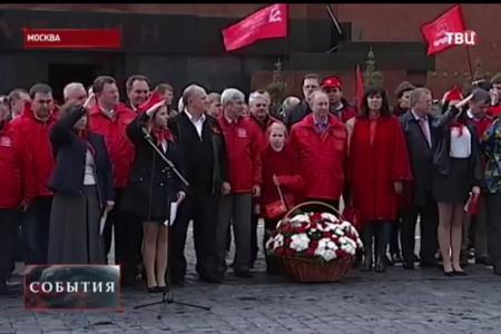 ТВЦ: Геннадий Зюганов торжественно принял несколько тысяч школьников в ряды пионеров