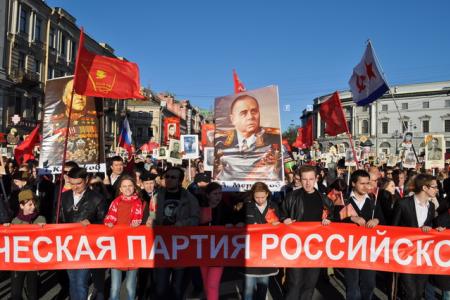 Санкт-Петербург: Шествие колонны коммунистов, ветеранов и комсомольцев по Невскому проспекту