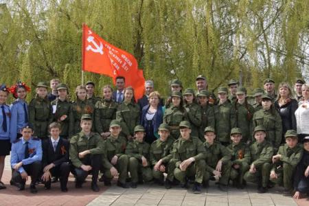 Орловская область. «Союз Советских офицеров» вручил копию Знамени Победы ученикам Знаменской средней школы