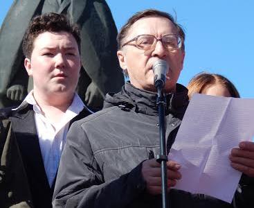 Кавалерист и ретро-автомобиль: барнаульские коммунисты отметили Первомай