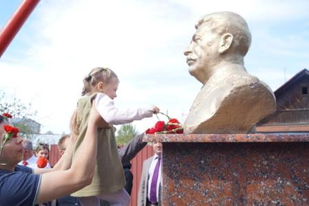 Пенза. День Победы в красных колоннах