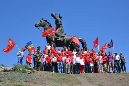 110 алых роз лауреату Нобелевской премии Михаилу Шолохову от коммунистов Дона