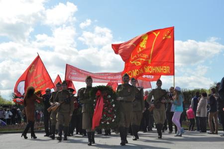 Ленинградские коммунисты возложили цветы на Пискаревском мемориальном кладбище