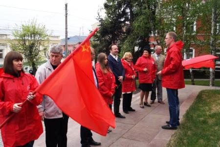 Коммунисты Пензы возложили цветы к памятнику Марксу