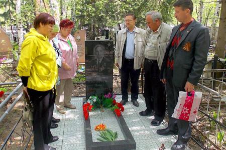 Алтайские коммунисты помогли установить новый памятник на могиле Героя Советского Союза Павла Нестеренко
