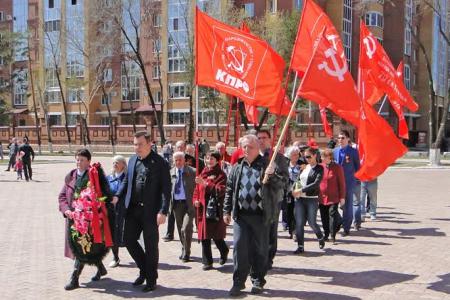 Амурская область. Коммунисты Благовещенска отметили юбилей Великой Победы возложением цветов и акцией «Знамя Победы»