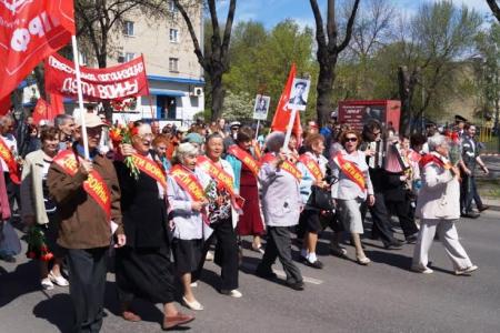 Пенза. День Победы в красных колоннах