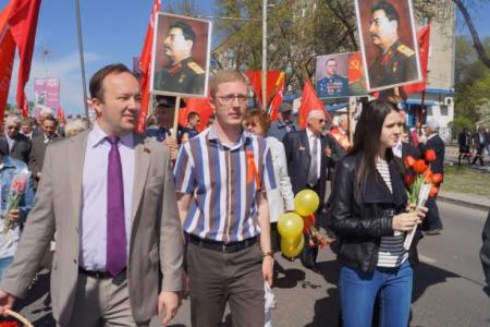 Пенза. День Победы в красных колоннах