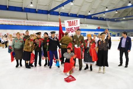 Ветераны войны вышли на лед на празднике спортклуба КПРФ в Москве