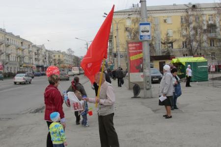 Коммунисты Кемеровской области проводят региональную недельную акцию Красные в городе