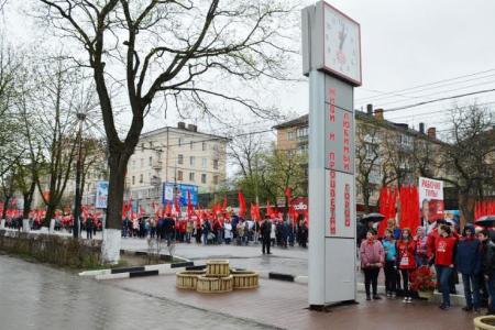 Тульский обком вывел рабочих оборонных заводов на многотысячную праздничную первомайскую демонстрацию