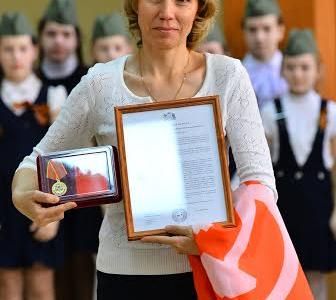 Секретарь Ивановского обкома КПРФ Александр Бойков вручил копию Знамени Победы школе №56