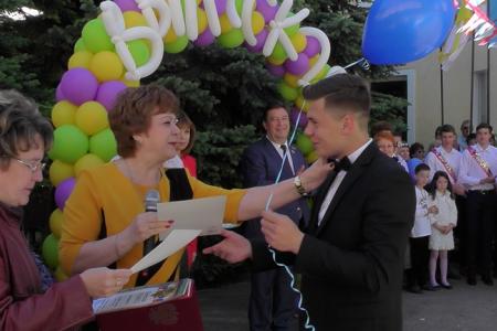 В Ставрополе депутат – коммунист Виктор Гончаров поздравил выпускников 