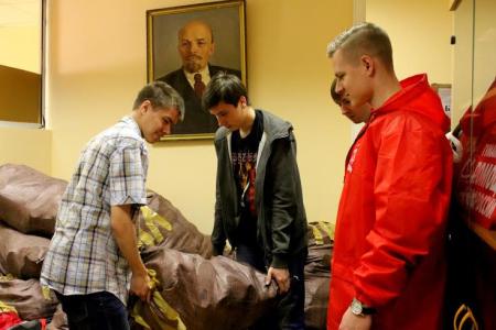 Екатеринбург – Луганску. Свердловские коммунисты отправили двадцатый гуманитарный конвой в Новороссию