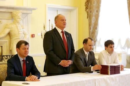 Г.А. Зюганов вручил дипломы выпускникам Центра политической учебы ЦК КПРФ группе организаторов избирательных компаний