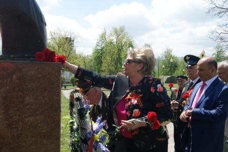 Не позволим переписать страницы великой истории! Коммунисты Северной Осетии приняли участие в торжественном возложении на Мемориале Славы во Владикавказе