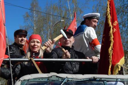 Кавалерист и ретро-автомобиль: барнаульские коммунисты отметили Первомай