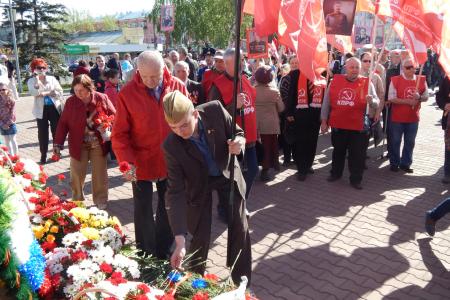 Барнаульские коммунисты возложили цветы к Мемориалу Славы и провели ряд мероприятий, приуроченных ко Дню Победы