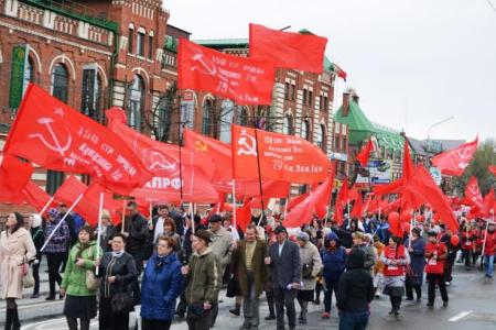 Тульский обком вывел рабочих оборонных заводов на многотысячную праздничную первомайскую демонстрацию