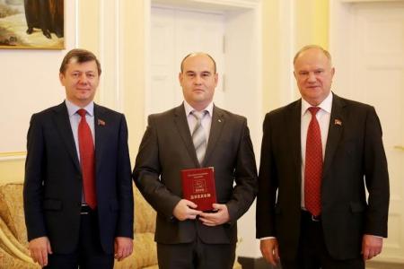 Г.А. Зюганов вручил дипломы выпускникам Центра политической учебы ЦК КПРФ группе организаторов избирательных компаний