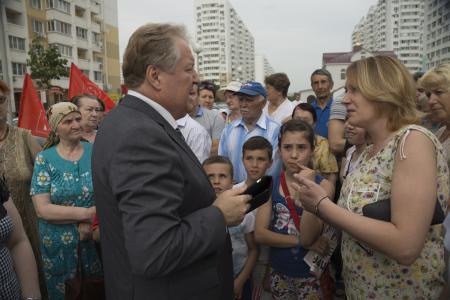Краснодар. Микрорайон «Московский» через месяц после обещаний врио губернатора, три года после обещаний мэра. Депутат Госдумы С.П.Обухов провел бурные встречи с жителями
