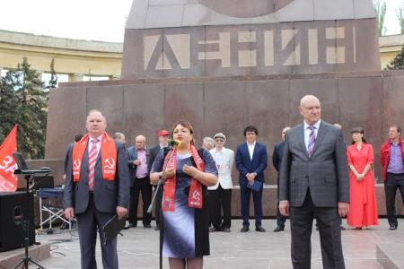 Сталинградские коммунисты отметили Первомай митингом-концертом и шествием
