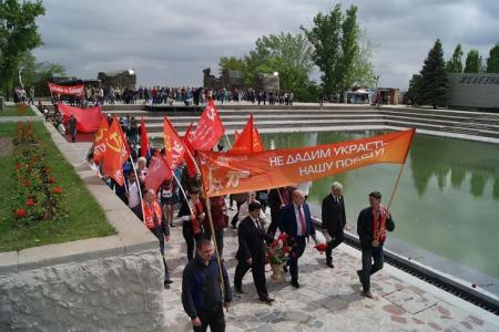 Сталинградские коммунисты на Мамаевом кургане провели акцию «Не дадим украсть нашу Победу»
