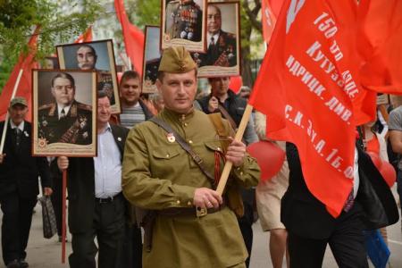 Астраханские коммунисты в День Победы возложили венки и цветы к мемориалу у Вечного огня 