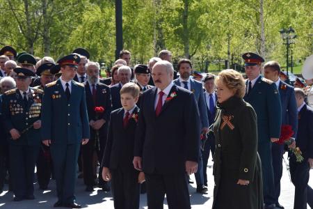 Президент Белоруссии А.Г. Лукашенко возложил венок к могиле Неизвестного солдата у Кремлевской стены. В торжественной церемонии принял участие лидер КПРФ Г.А. Зюганов