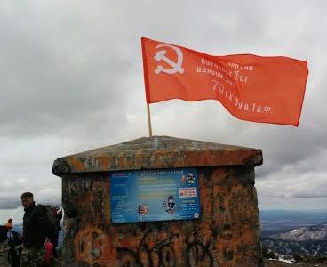 Комсомольцы Сахалина водрузили Знамя победы на пик Чехова