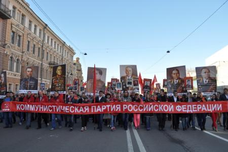 Санкт-Петербург: Шествие колонны коммунистов, ветеранов и комсомольцев по Невскому проспекту