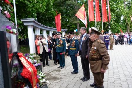 Республика Крым. В Симферополе состоялось торжественное возложение цветов к Вечному Огню и памятнику воинам-освободителям