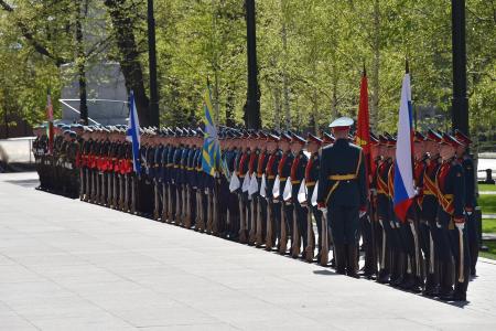 Президент Белоруссии А.Г. Лукашенко возложил венок к могиле Неизвестного солдата у Кремлевской стены. В торжественной церемонии принял участие лидер КПРФ Г.А. Зюганов