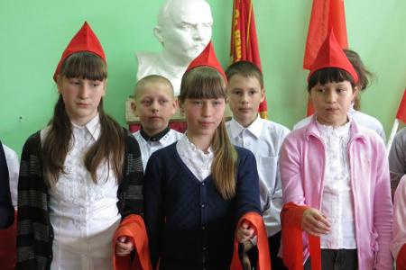 В Чувашии повязали красные галстуки юным пионерам