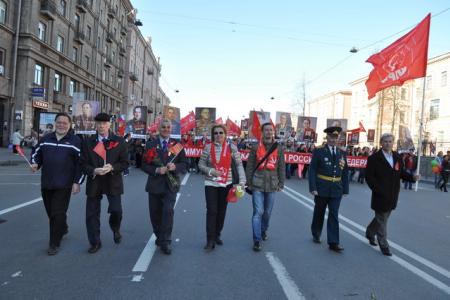 Санкт-Петербург: Шествие колонны коммунистов, ветеранов и комсомольцев по Невскому проспекту