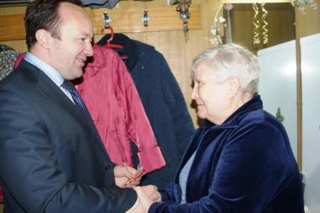 Пензенская область. Депутат Госдумы Владимир Симагин вручил подарки и медали ветеранам