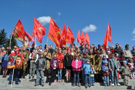 Ленинградские коммунисты возложили цветы на Пискаревском мемориальном кладбище