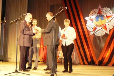 Коммунисты Кургана поздравили ветеранов с 70-летием Великой Победы