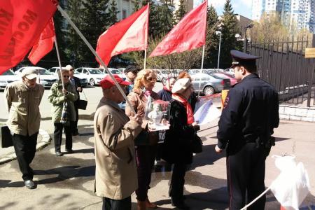 Коммунисты Куйбышевского и Первомайского местных отделений Москвы напомнили сотрудникам посольства Болгарии о роли Советского Союза в разгроме фашистской Германии