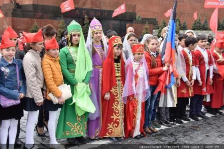 Родители пионеров из Кабардино-Балкарской Республики поблагодарили ЦК КПРФ за организацию и проведение торжественной пионерской линейки на Красной площади 
